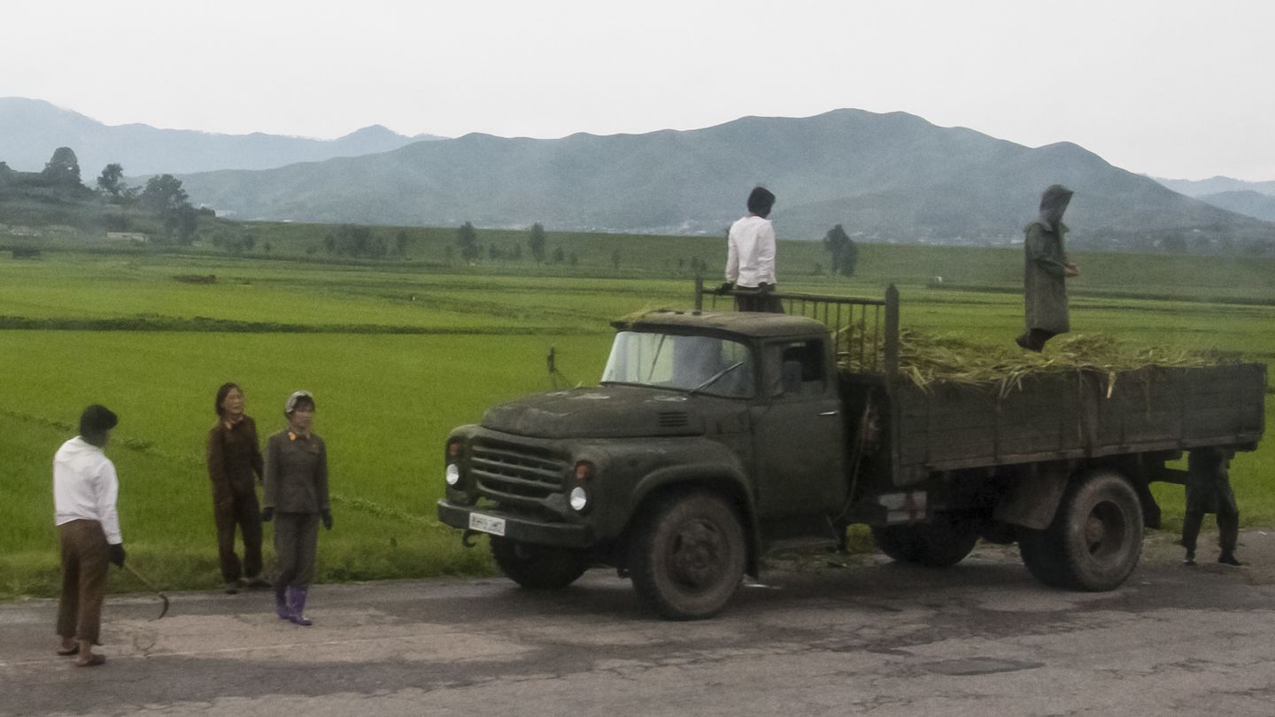 Campesinos norcoreanos fotografiados desde el autobús turístico. (Daniel Méndez)