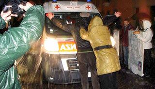 Varias personas intentan interrumpir el paso de la ambulancia en la que se trasladó a Eulana (EFE)