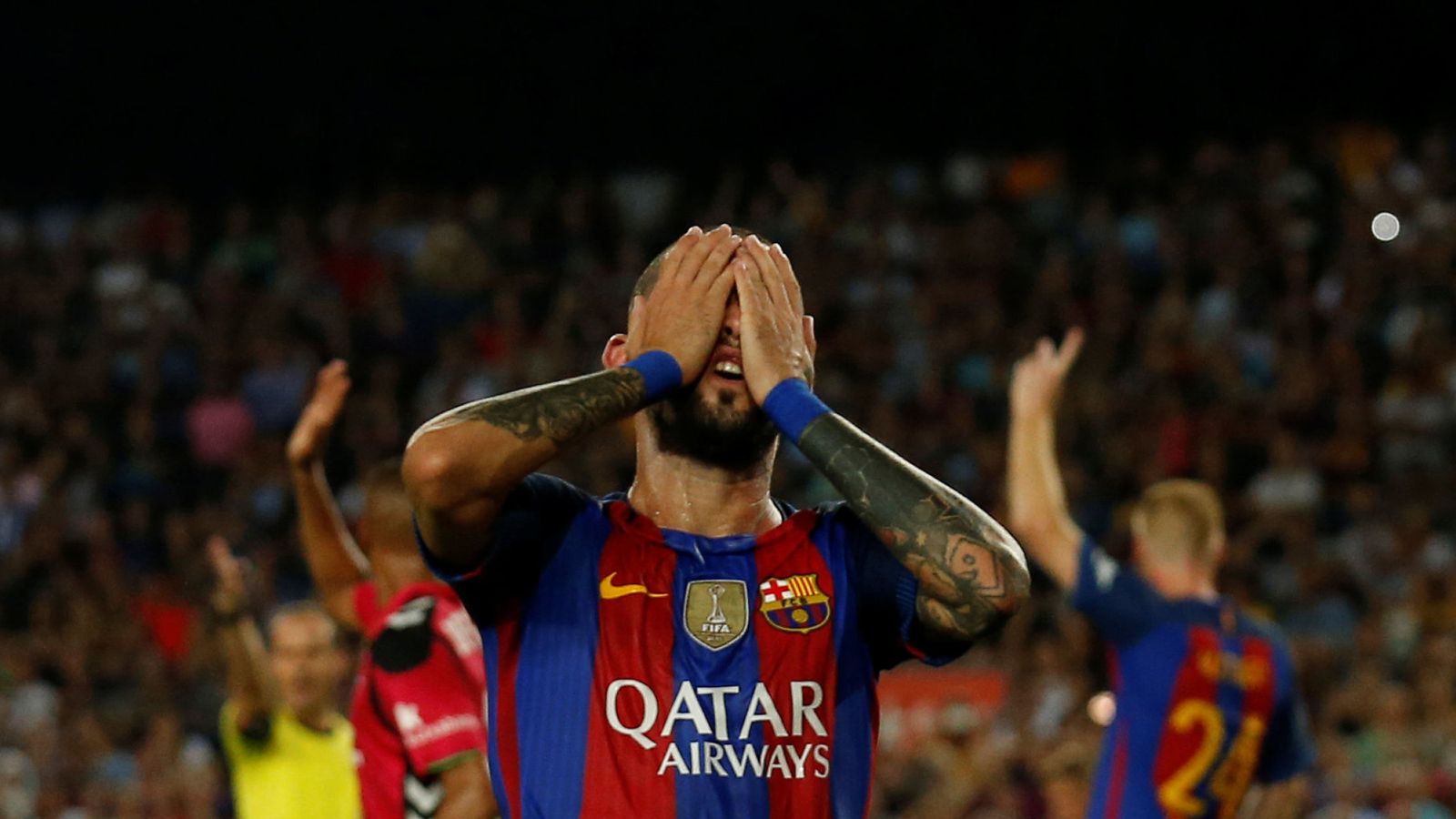 Foto: Aleix Vidal se lamenta durante el Barcelona-Alavés (Reuters)