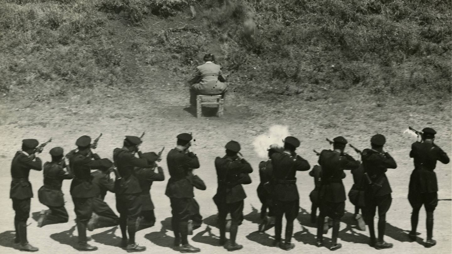 Pietro Koch, colaborador de los nazis, ejecutado por un pelotón de fusilamiento; está atado a una silla de espaldas al pelotón. (Cedida)