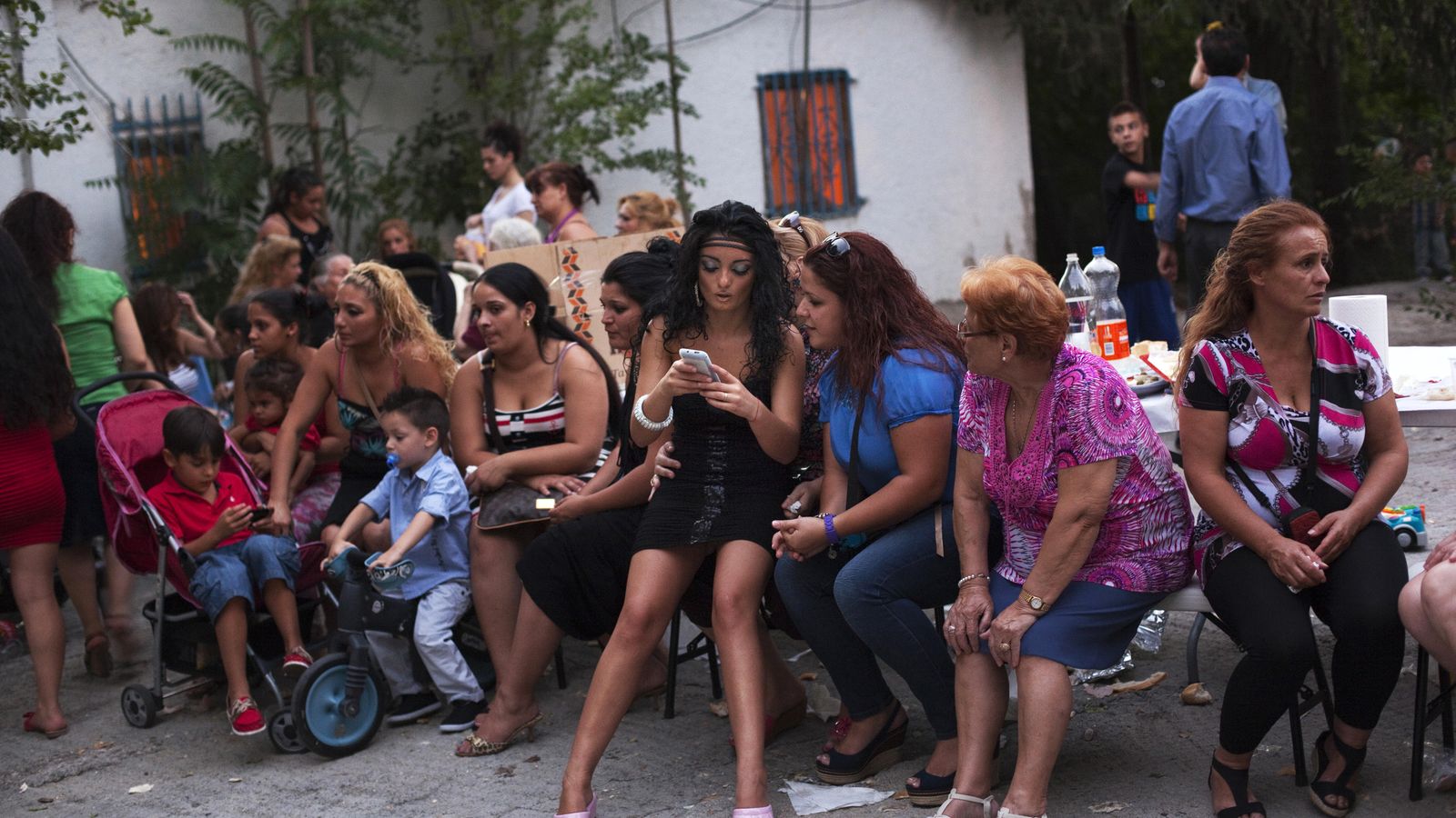Foto: Un grupo de mujeres se reúne para celebrar una boda en un poblado gitano de Madrid. (Reuters)