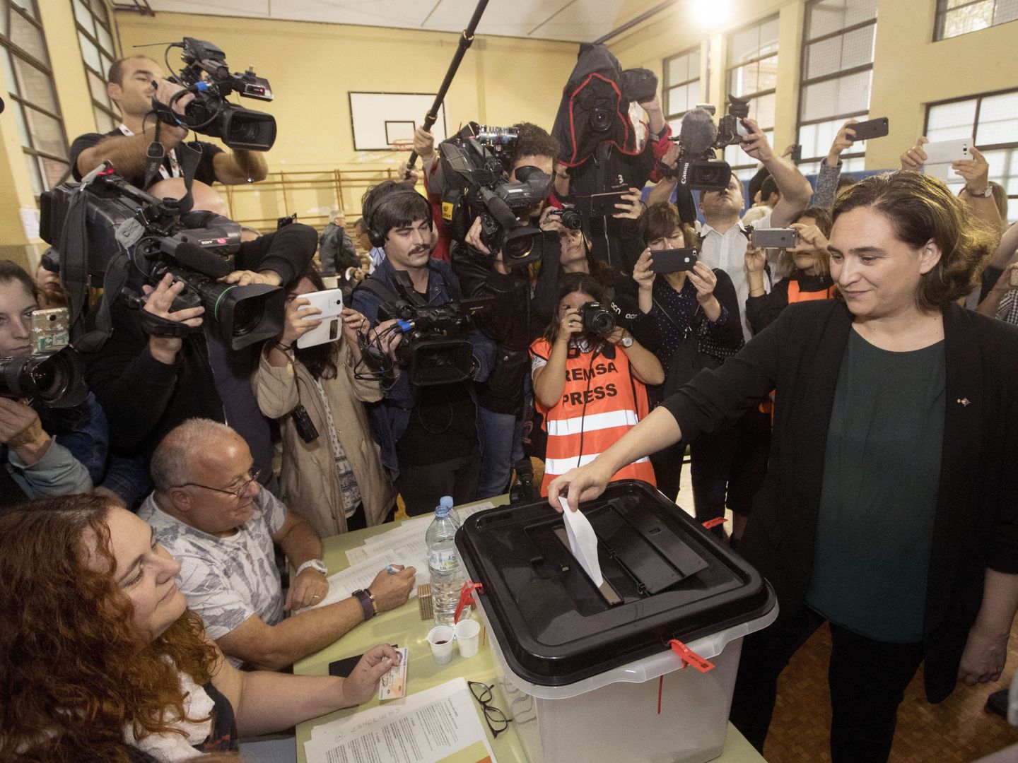 Ada Colau votando en el referéndum del 1 de octubre. (EFE)