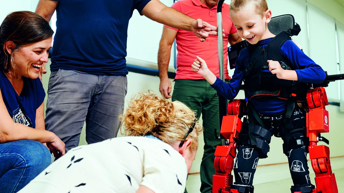 Exoesqueletos para que los niños sin movilidad caminen por primera vez