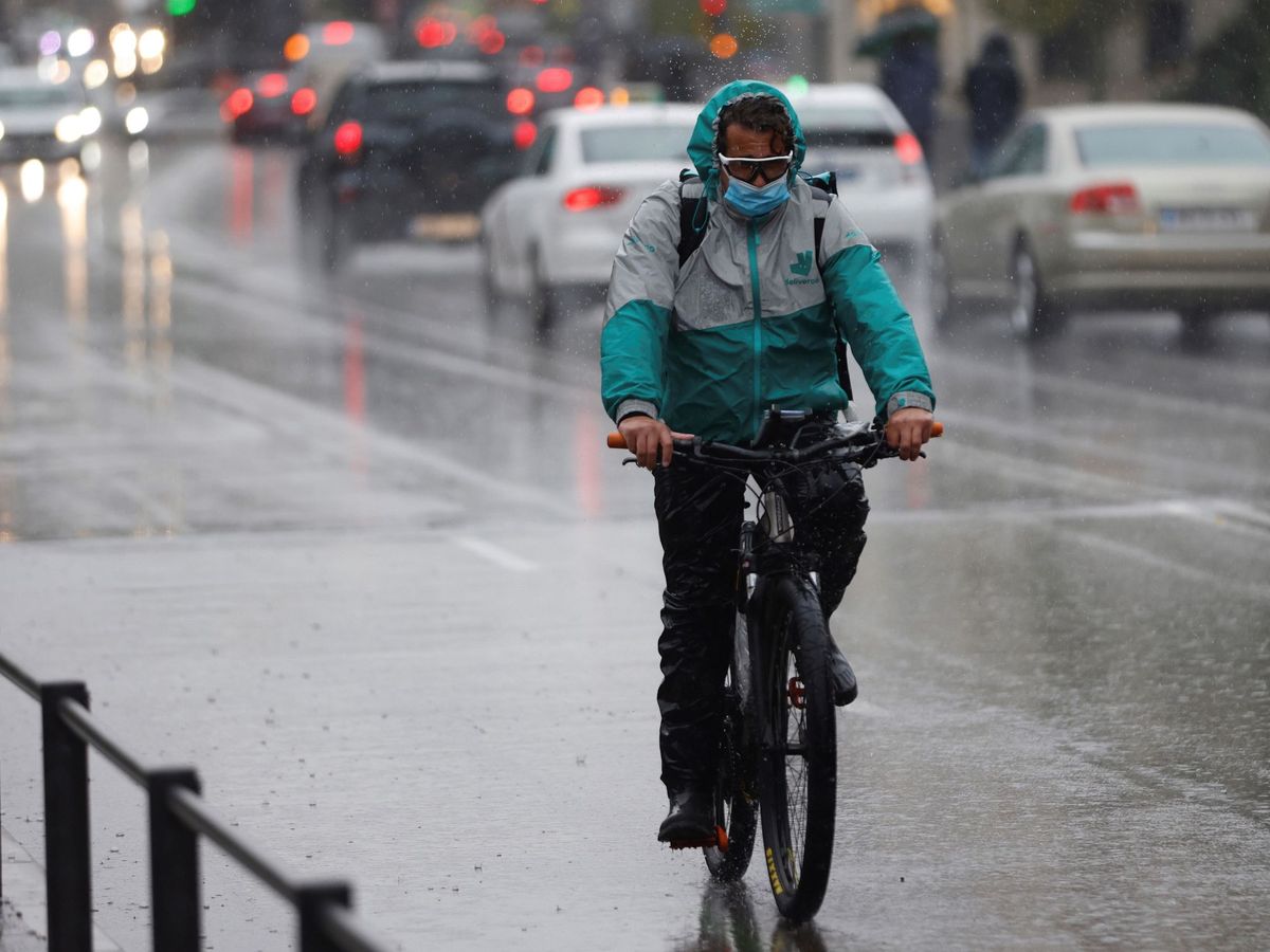 Foto: Un 'rider' de Deliveroo, en un día de lluvia en Madrid. (EFE)