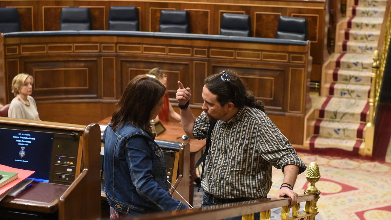 Foto: El secretario general de Podemos, Pablo Iglesias, conversa con la diputada del PSOE Adriana Lastra durante la sesión del pleno del Congreso celebrada este martes. (EFE)