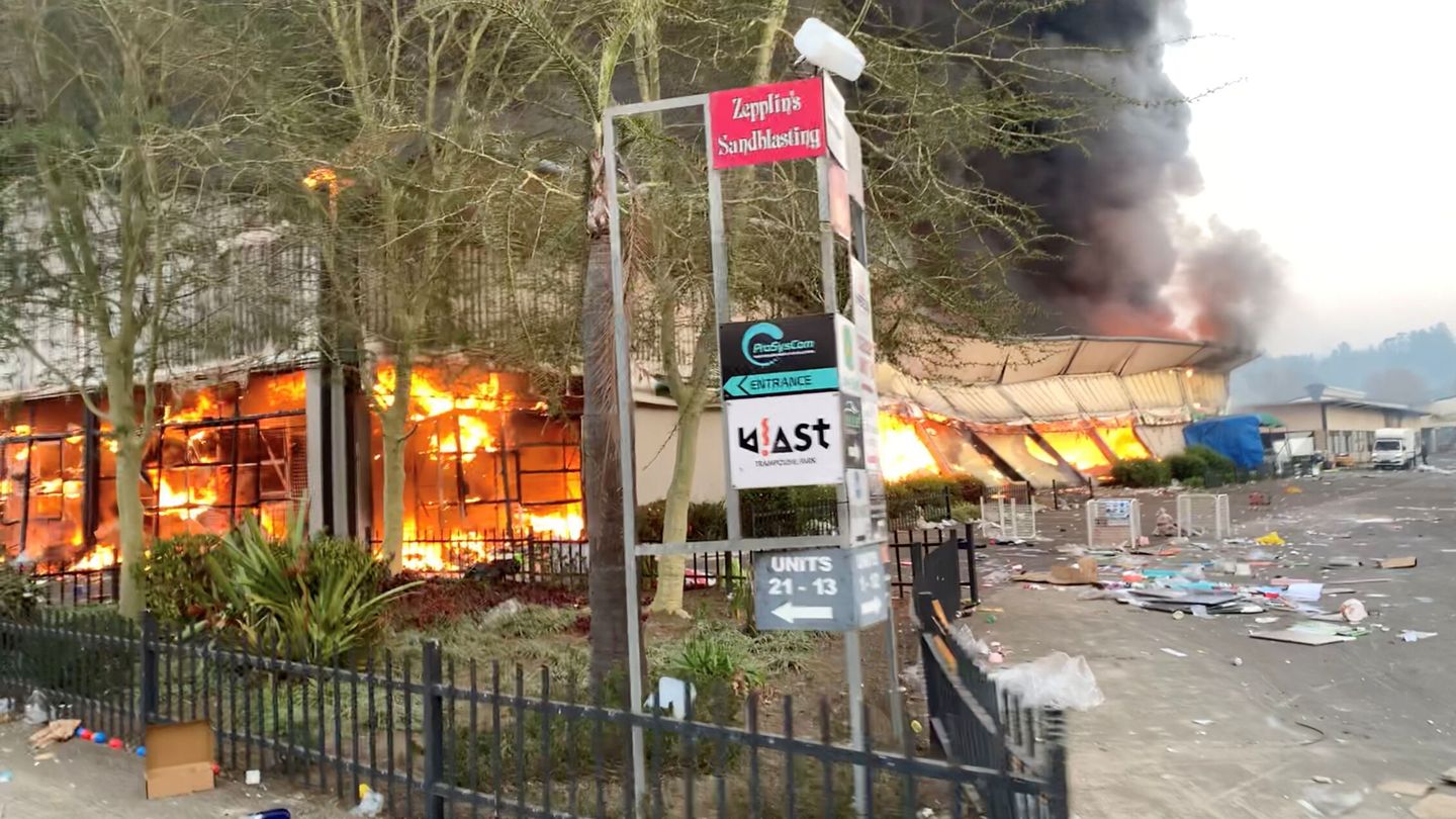 Un centro comercial arde en Pietermaritzburg. (Reuters)