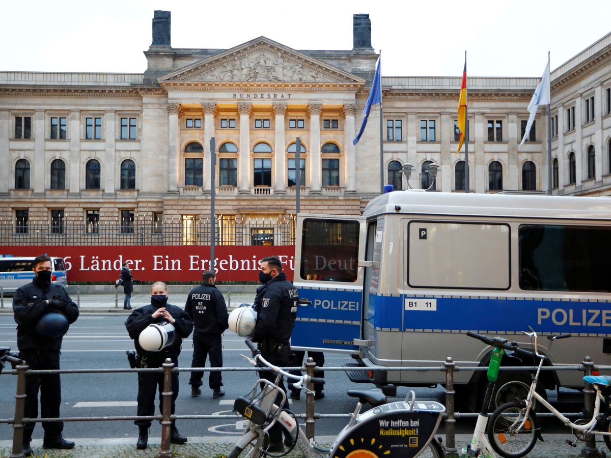 Foto: Policía en una protesta contra las medidas del coronavirus en Berlín. (Reuters)