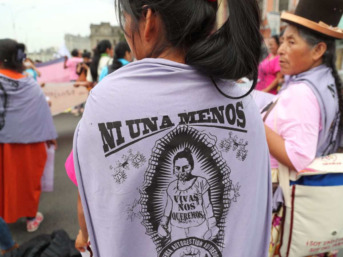 Foto: Un grupo de activistas del colectivo Ni una menos en una movilización en contra de la violencia machista, en Lima (Perú) en 2017. Foto: Efe. 