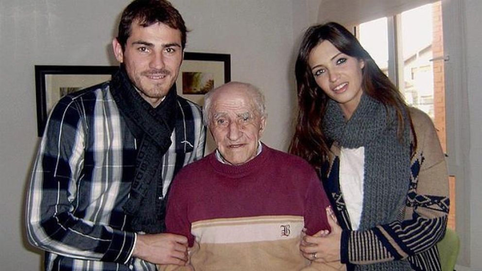 Foto: Casillas y Carbonero visitan al abuelo del portero en una residencia de Ávila