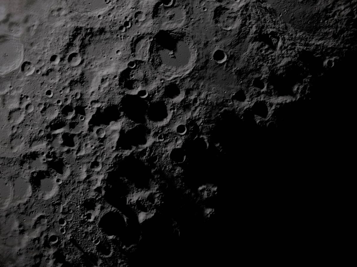 Foto: Superficie de la cara visible de la Luna con sus característicos cráteres. (NASA)