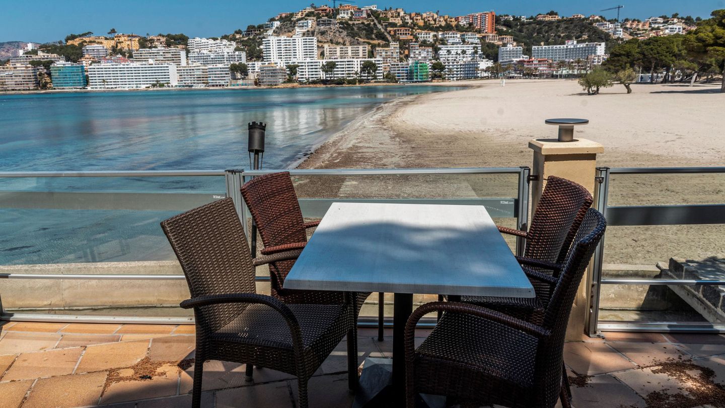 Terraza de un restaurante cerrado con vistas a la playa de Santa Ponça. (EFE)