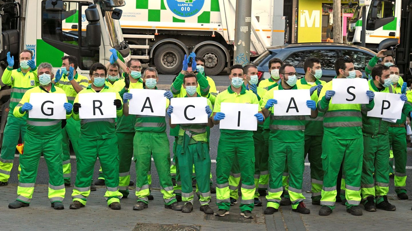 Trabajadores de la limpieza de Madrid participan en un homenaje a los sanitarios durante la pandemia. (EFE/Víctor Lerena)