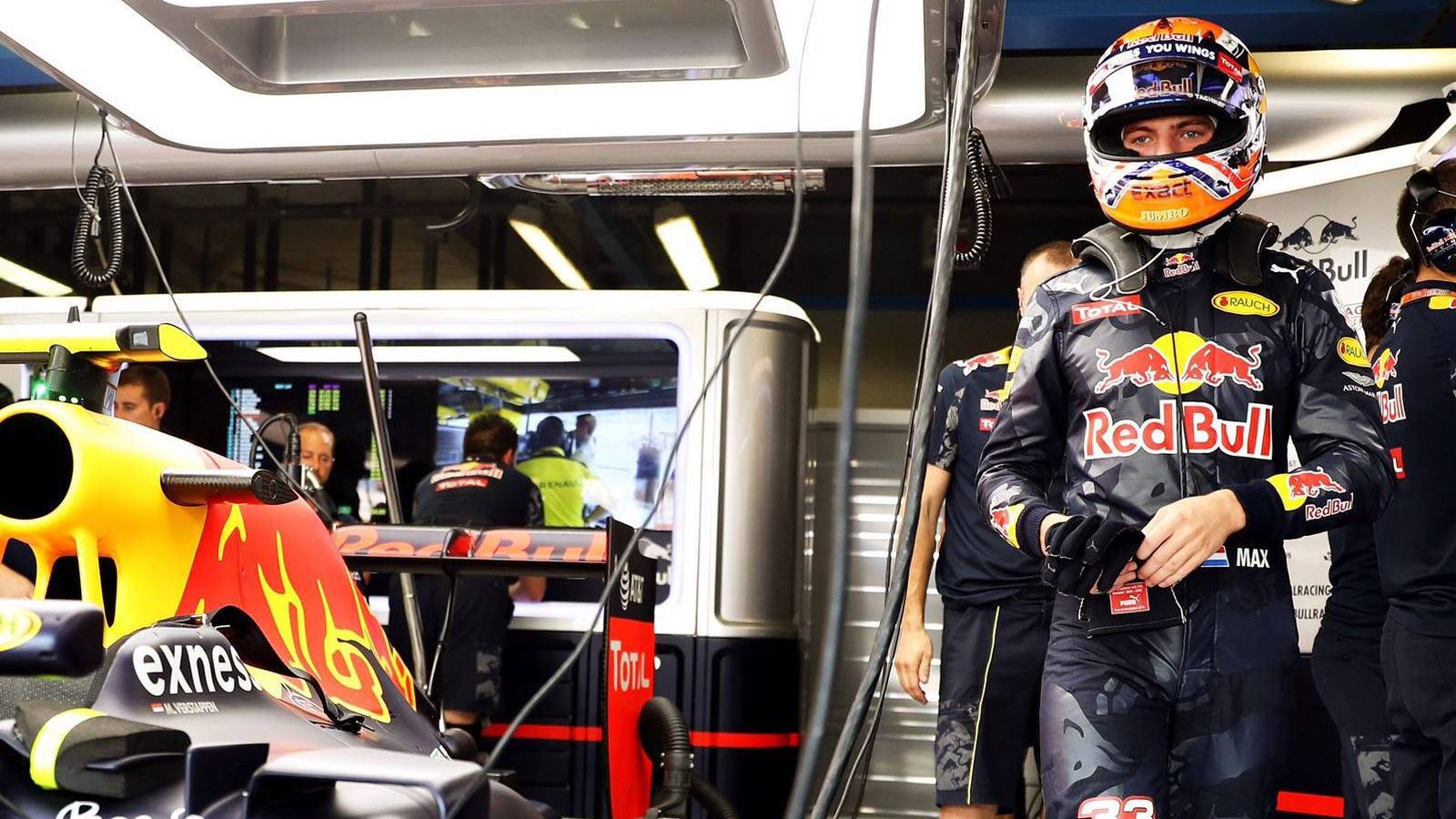 Foto: Max Verstappen en el interior de su box de Red Bull.