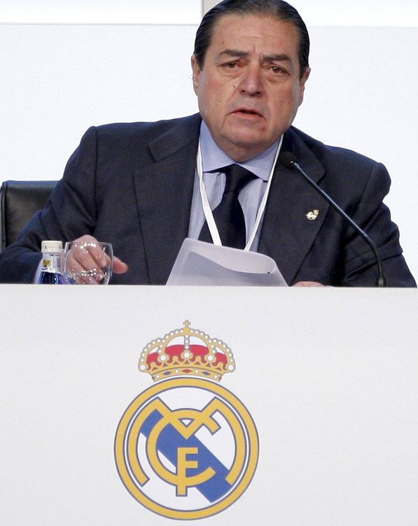 Foto: Vicente Boluda, durante su intervención en la asamblea general extraordinaria del Real Madrid de 2009. (EFE)