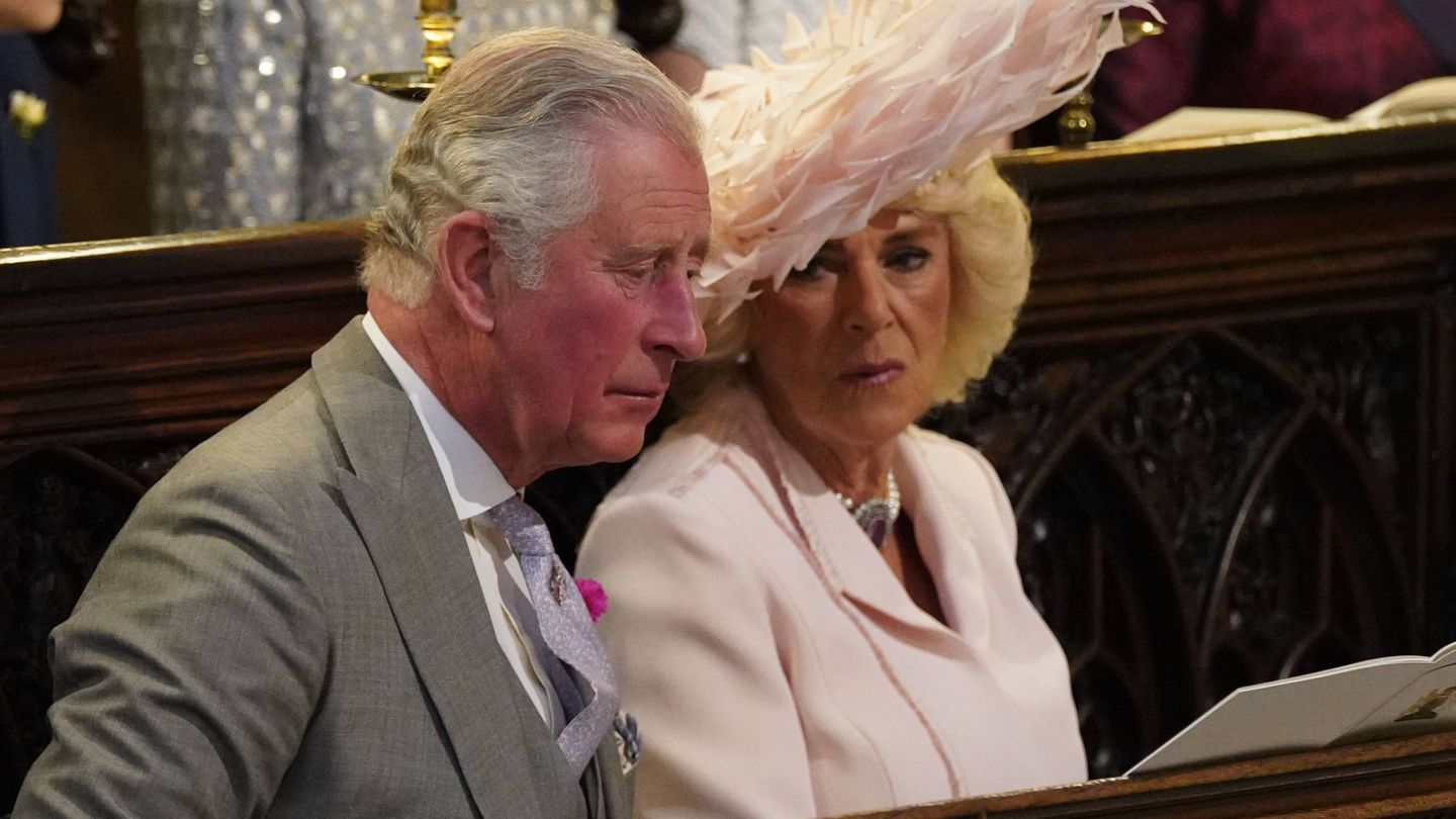 El príncipe Carlos, con su mujer, Camilla, en la boda. (Gtres)