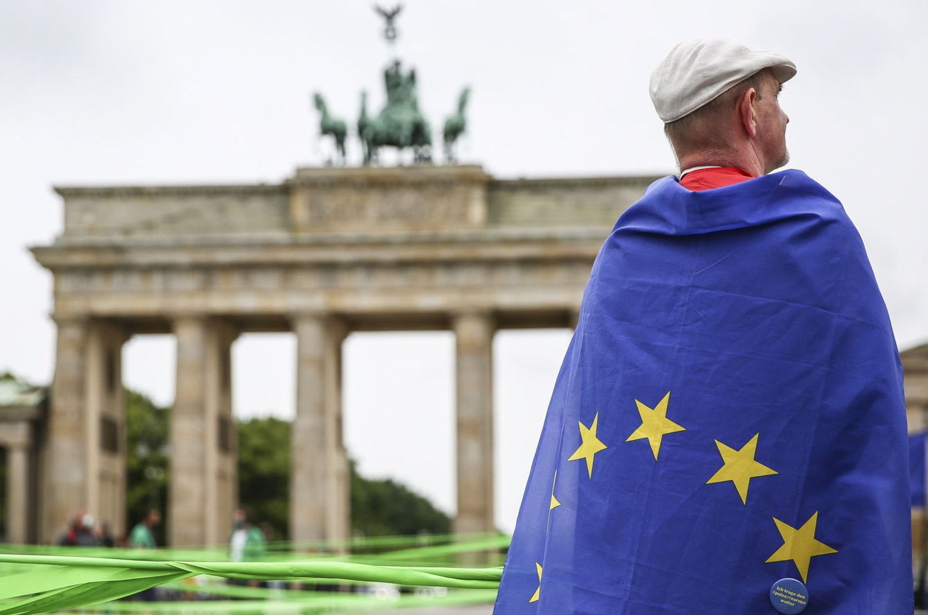 Un hombre, con la bandera de la Unión Europea, en Berlín. (EFE)