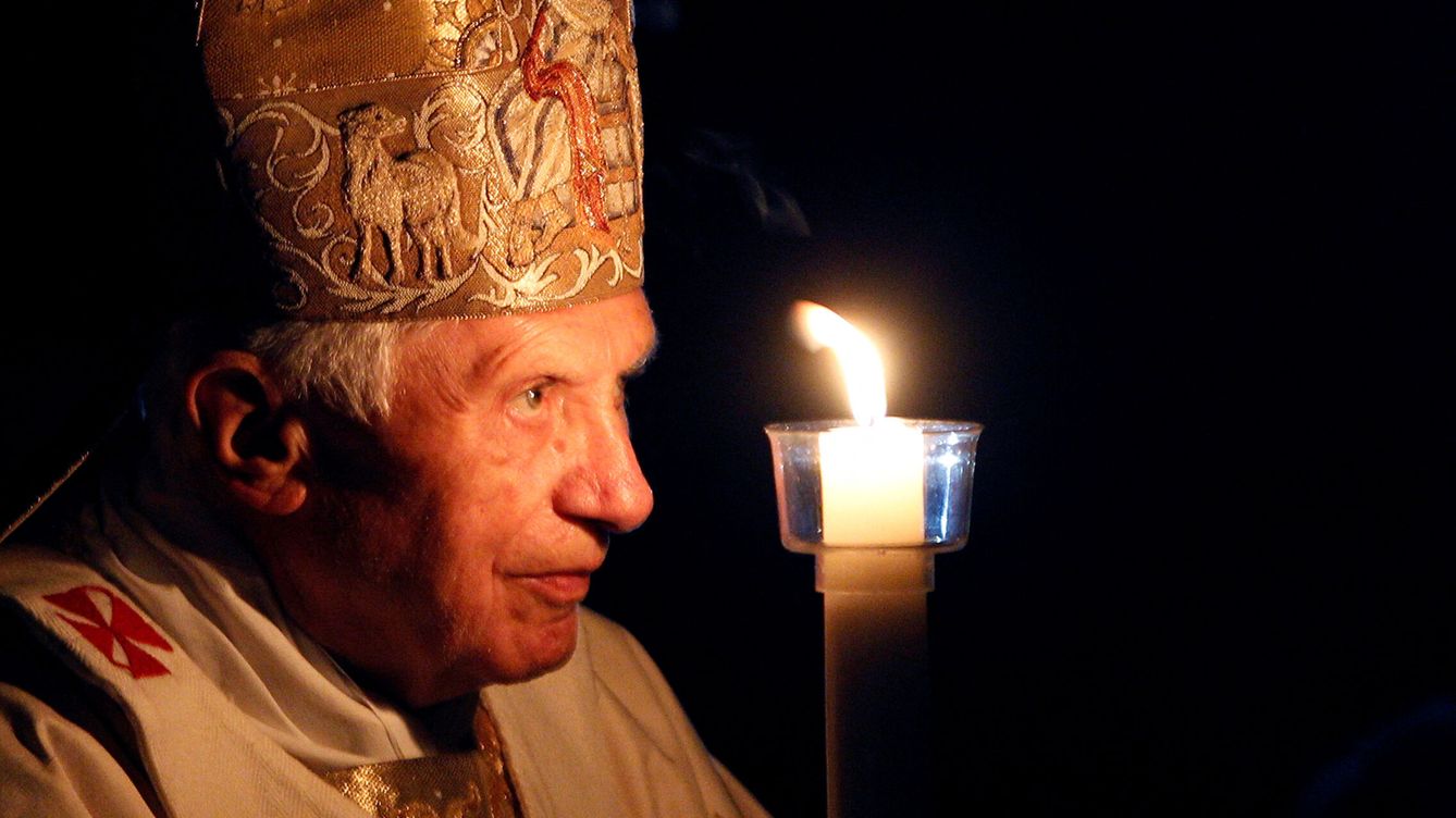 Foto: Benedicto XVI orando durante una misa de Pascua. (Reuters/Alessandro Bianchi)