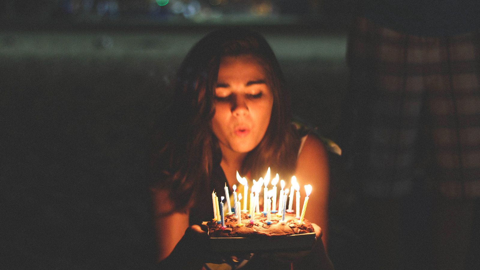 Foto: Una chica sopla las velas de una tarta de cumpleaños (Leo Hidalgo)