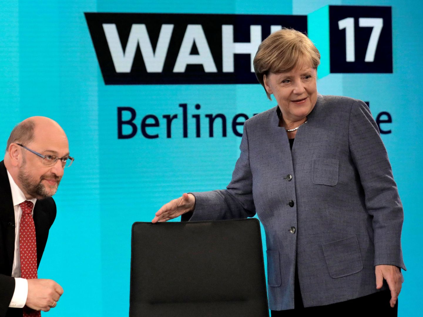 El líder del SPD, Martin Schulz, y la canciller Merkel, en debate tras conocerse los resultados, en Berlín. (Reuters)