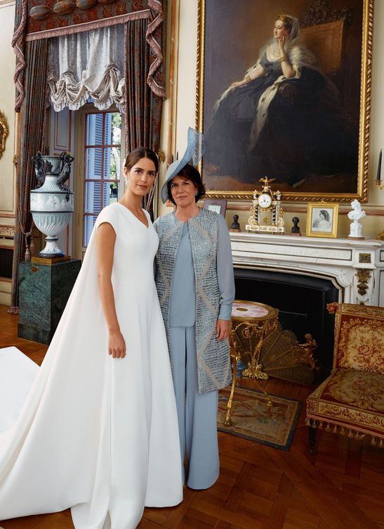 Sofía Palazuelo posa junto a su madre, Sofía Barroso, en el palacio de Liria, en Madrid, durante el día de su enlace matrimonial con Fernando Fitz-James Stuart y Solís, hijo del duque de Alba. (EFE /Casa de Alba)