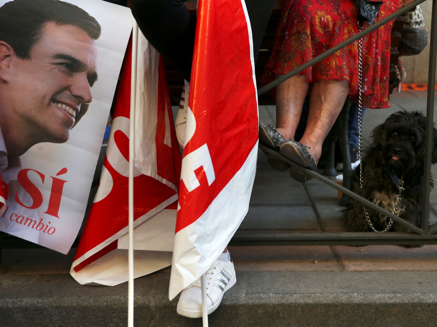 Simpatizantes de Pedro Sánchez hacen guardia en la puerta de la sede socialista. (Reuters)