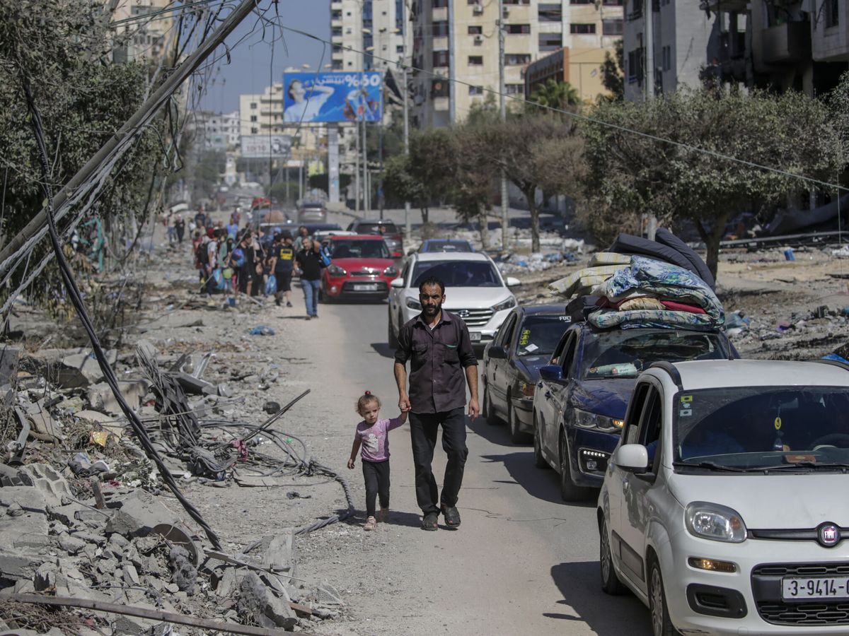 Foto: Los gazatíes escapan de la ciudad de Gaza después del ultimátum de Israel. (EFE/Mohammed Saber)