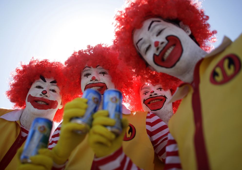 Foto: Hombres vestidos de Ronald McDonald. (Reuters)