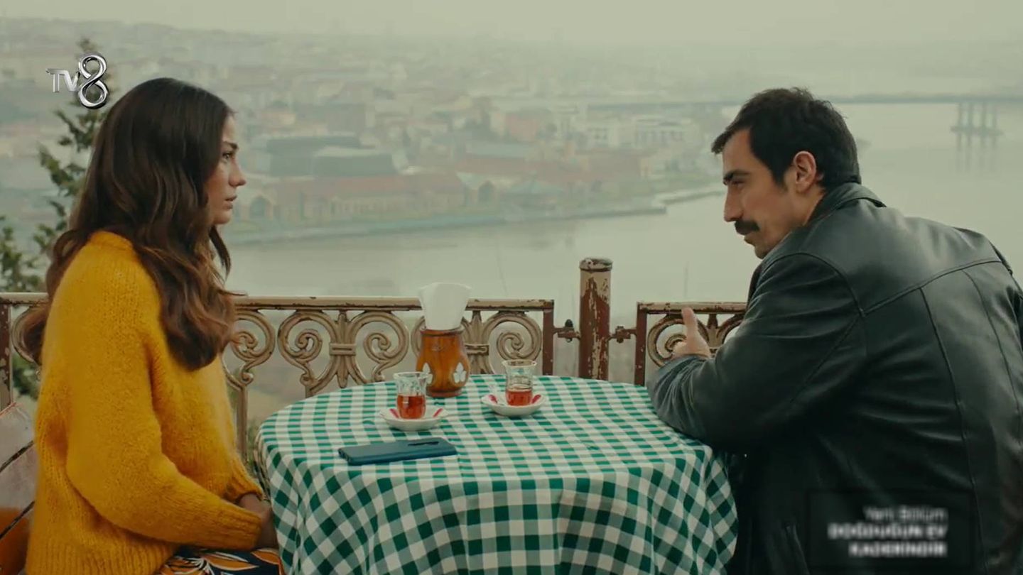 Zeynep, con su prometido en 'Mi hogar, mi destino'. (TV8)