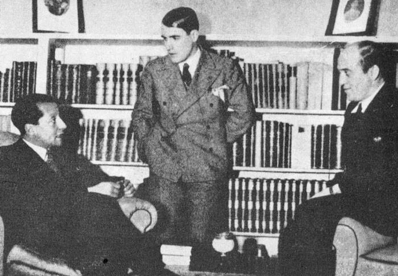 Ramiro Ledesma Ramo, en el centro, junto a José Antonio Primos de Rivera.