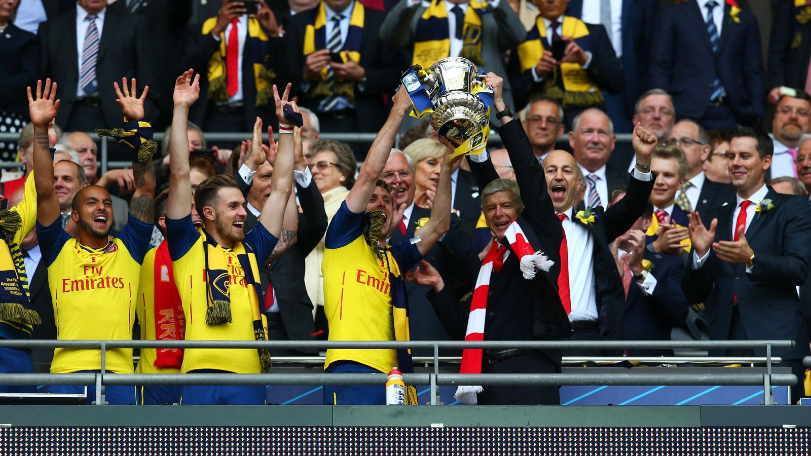 Foto: Wenger levanta el trofeo que acredita al Arsenal como campeón de la FA Cup (Reuters)
