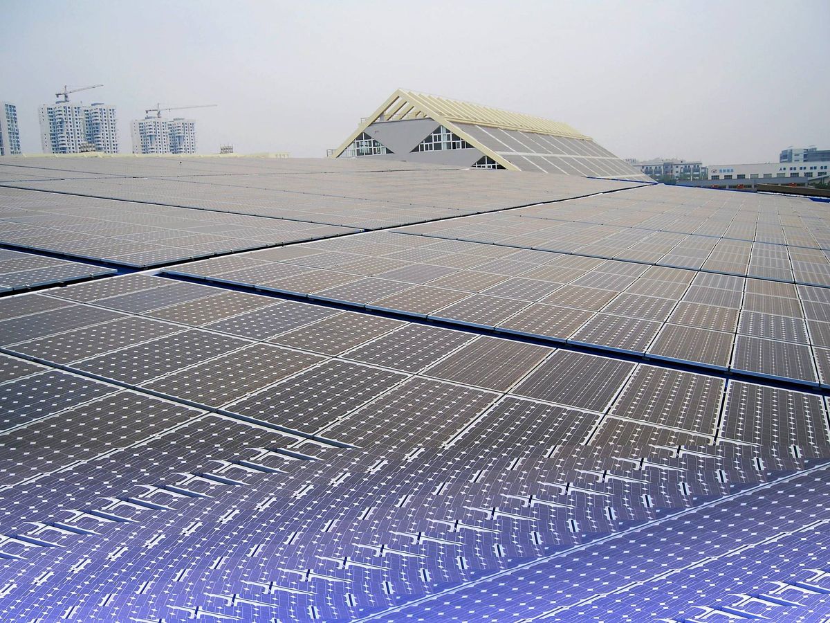 Foto: Producción de paneles fotovoltaicos en China. (EFE/Shepherd Zhou)