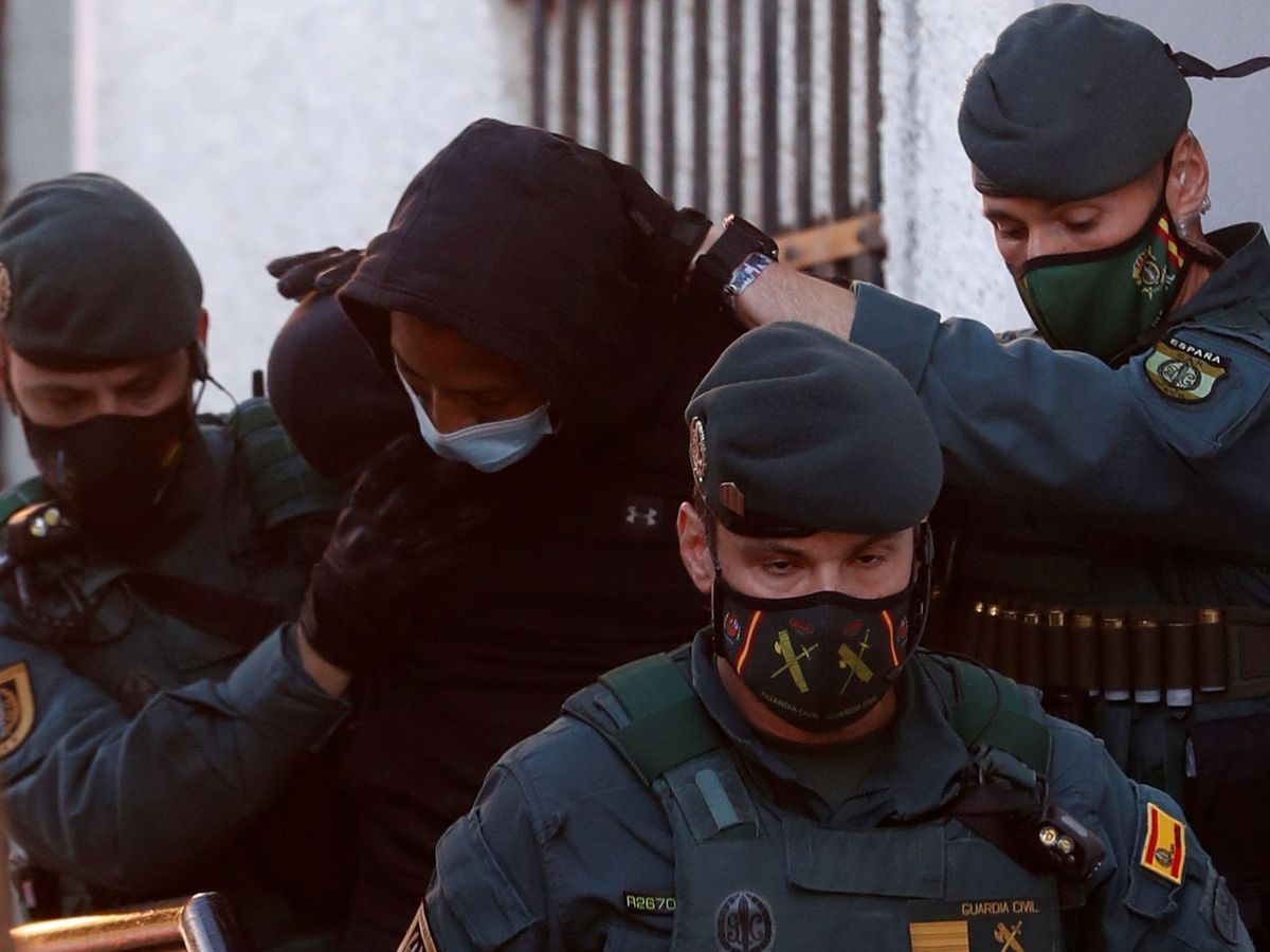 Foto: El Melillero, el joven que supuestamente atacó con ácido a su exnovia y a otra mujer, a la salida de los juzgados de Fuengirola (Málaga). (EFE) 