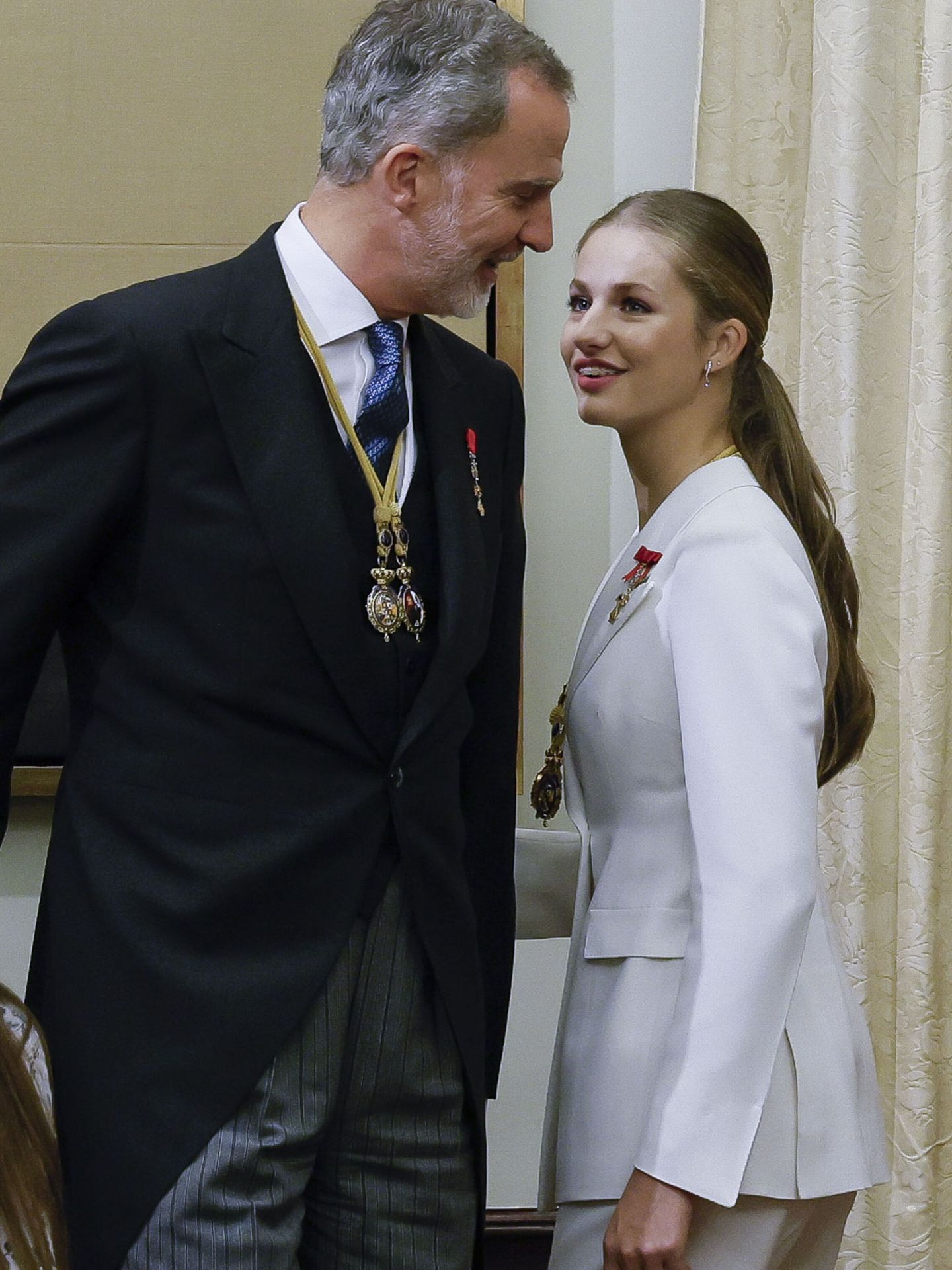 El rey Felipe VI conversa con su hija  después de que la heredera recibiera las medallas del Congreso y el Senado. (EFE/Pool/Ballesteros) 