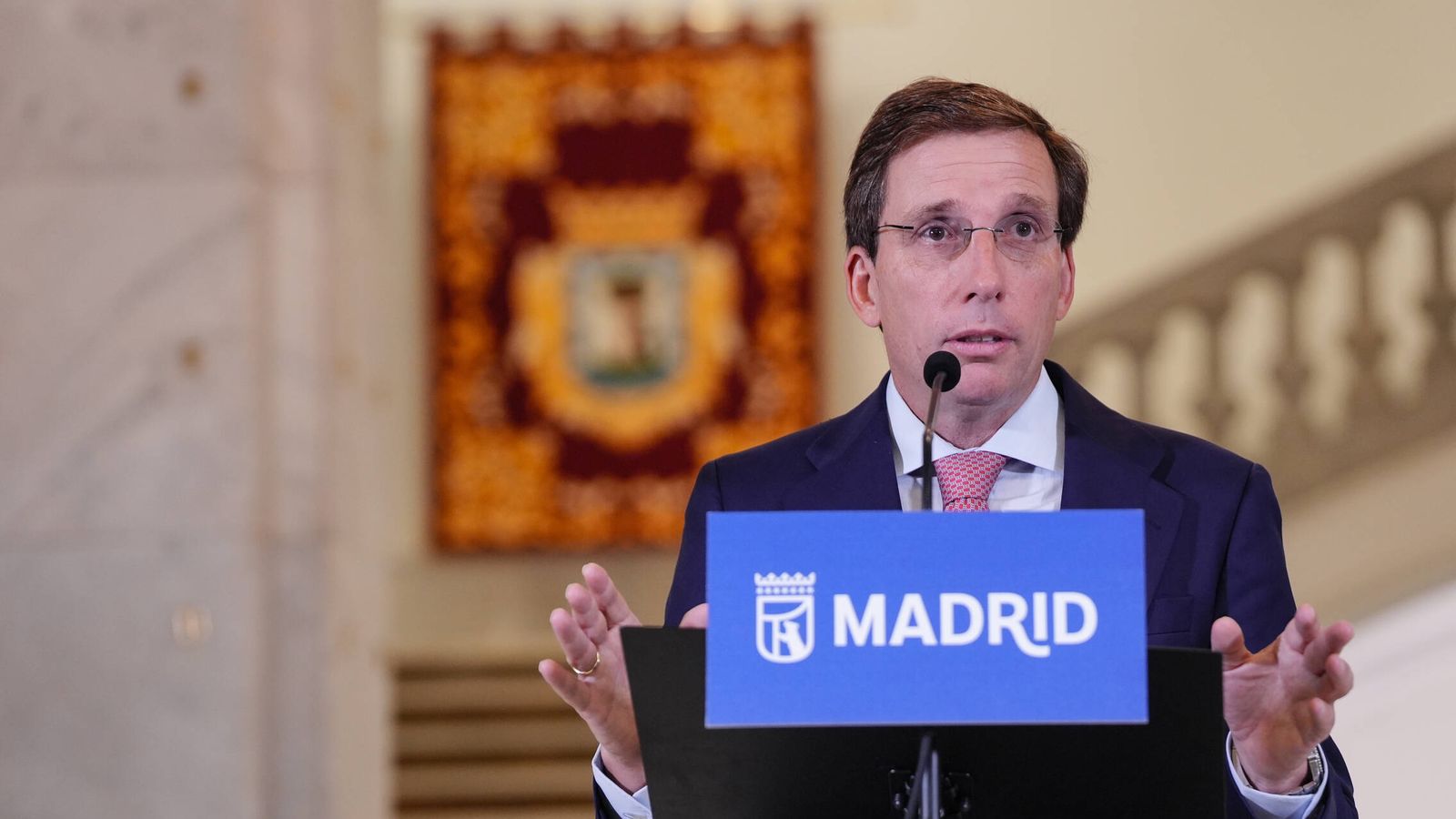Almeida pide levantar la acampada de Sol tras el acuerdo para Maricarmen