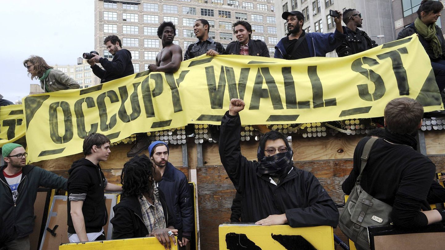 Integrantes del movimiento 'Ocupa Wall Street' marchan por Manhattan. (EFE)