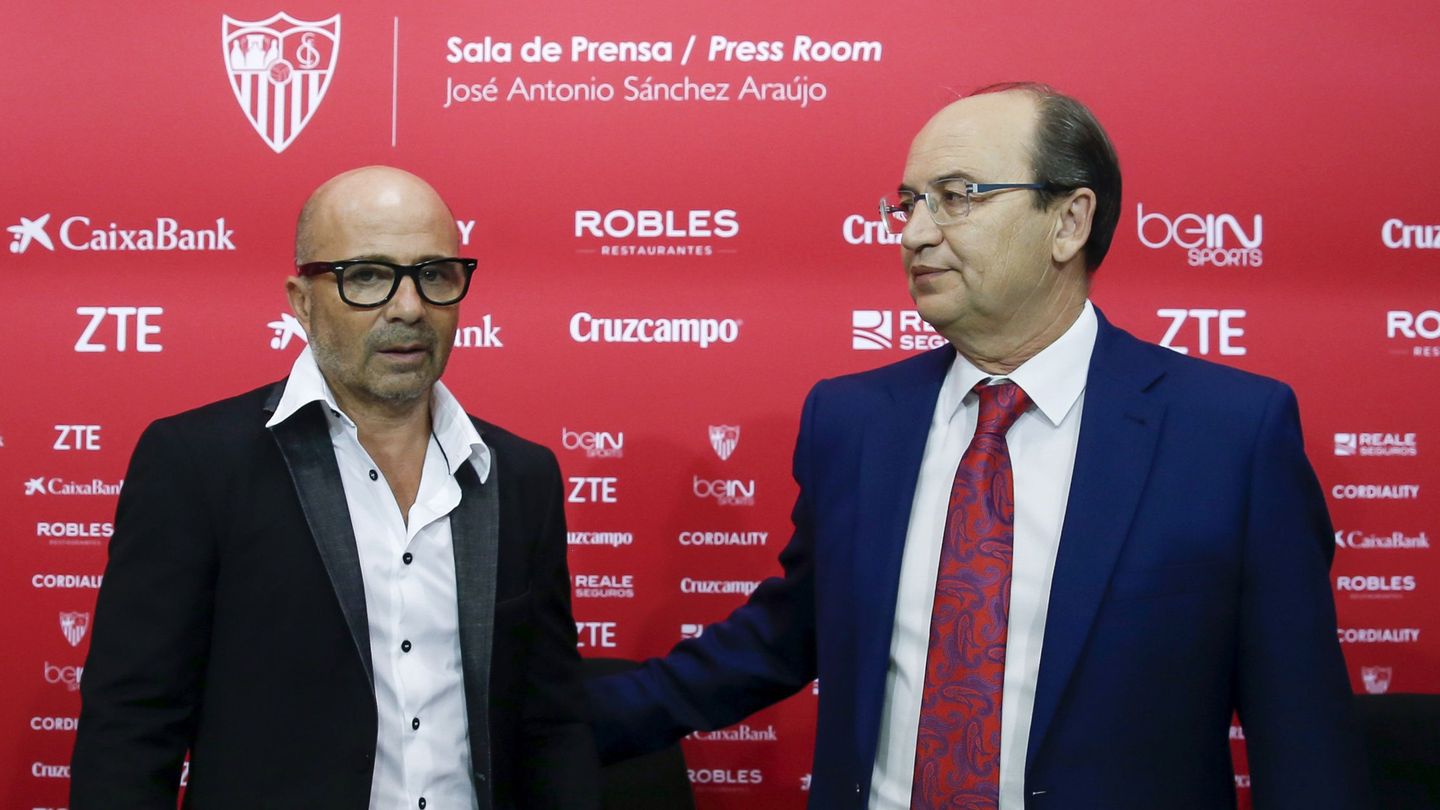 Jorge Sampaoli junto a José Castro, presidente del Sevilla (EFE)