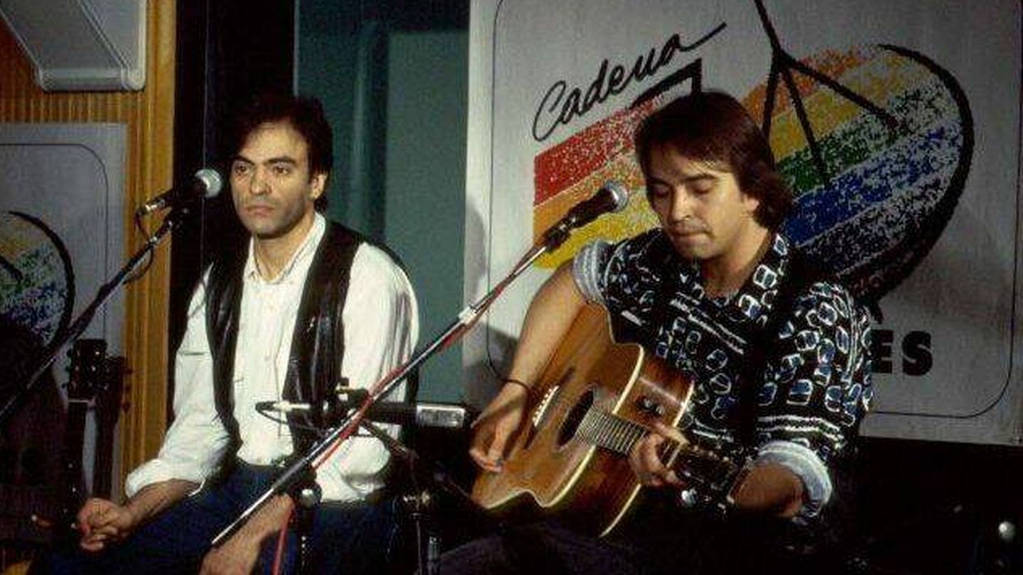 Enrique y Álvaro Urquijo, durante un concierto. (Los40)