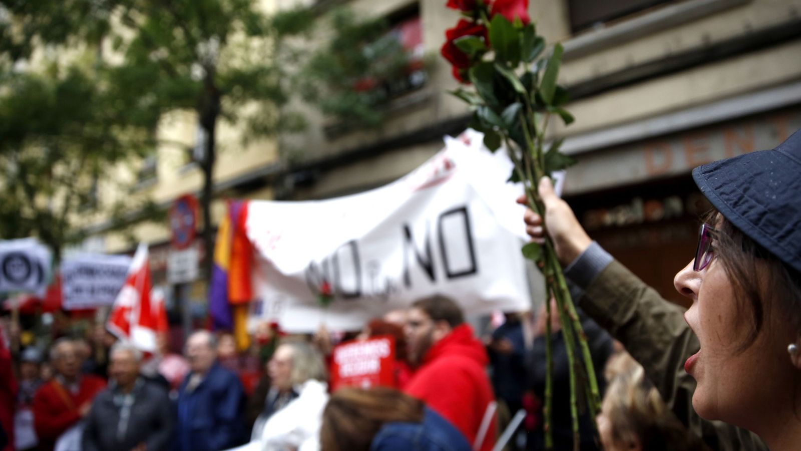 Foto: Concentración ante la sede socialista de Ferraz para pedir que se mantenga el no a Mariano Rajoy, este 22 de octubre. (EFE)