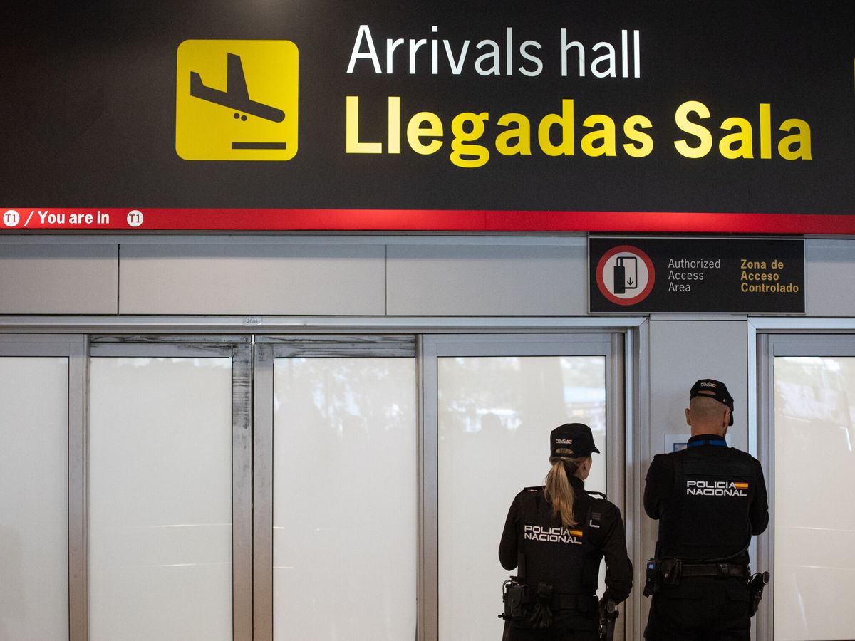 Foto: Foto de archivo de la Policía Nacional en el aeropuerto Madrid-Barajas. (Europa Press/Alejandro Martínez Vélez).