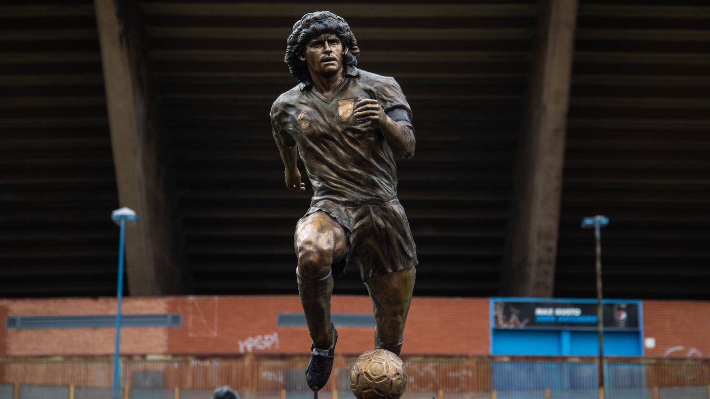Estatua de Maradona en las afueras del estadio. (Getty/Ivan Romano)