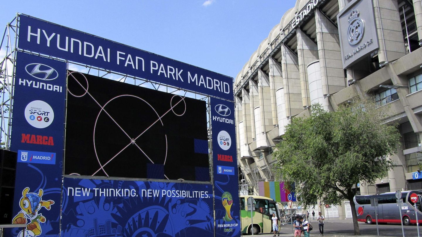 Pantallas gigantes en el 'parking' del Bernabéu, instaladas en el mundial de Brasil, hace cuatro años. (EFE)