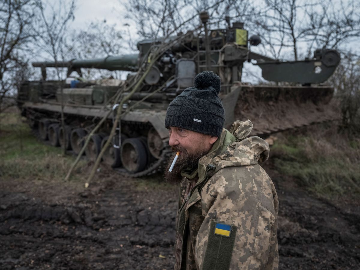 Foto: Un soldado ucraniano en el frente de Jersón. (Reuters/Viacheslav Ratynskyi)