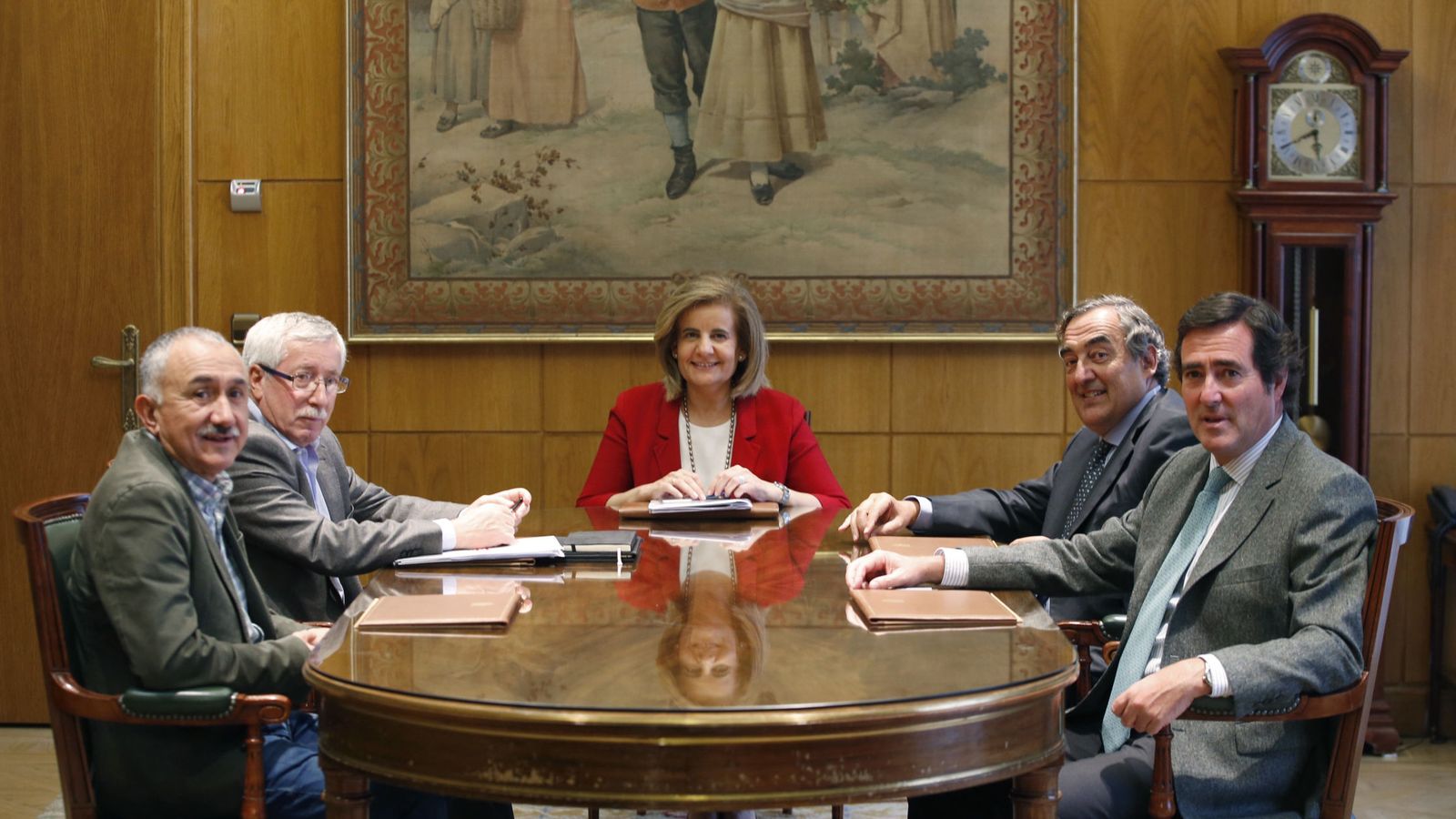Foto: La ministra de Empleo en funciones, Fátima Báñez (c) junto a los presidentes de CEOE, CEPYME, UGT y CCOO. (EFE)