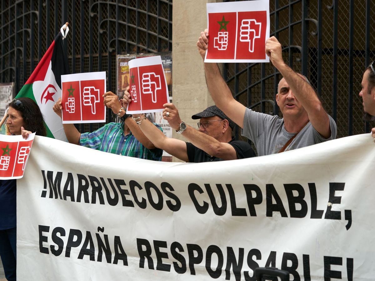 Foto: Concentración frente a la sede del PSOE de Álava para exigir a Sánchez que cambie su postura sobre el Sáhara. (EFE/L.Rico)