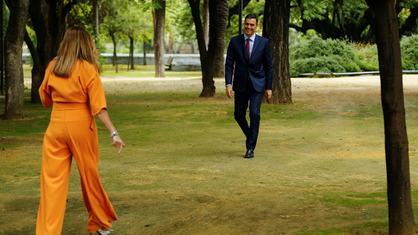 Susana Díaz sale al encuentro de Pedro Sánchez en los jardines del palacio de San Telmo, el pasado 26 de octubre en Sevilla. (Reuters)
