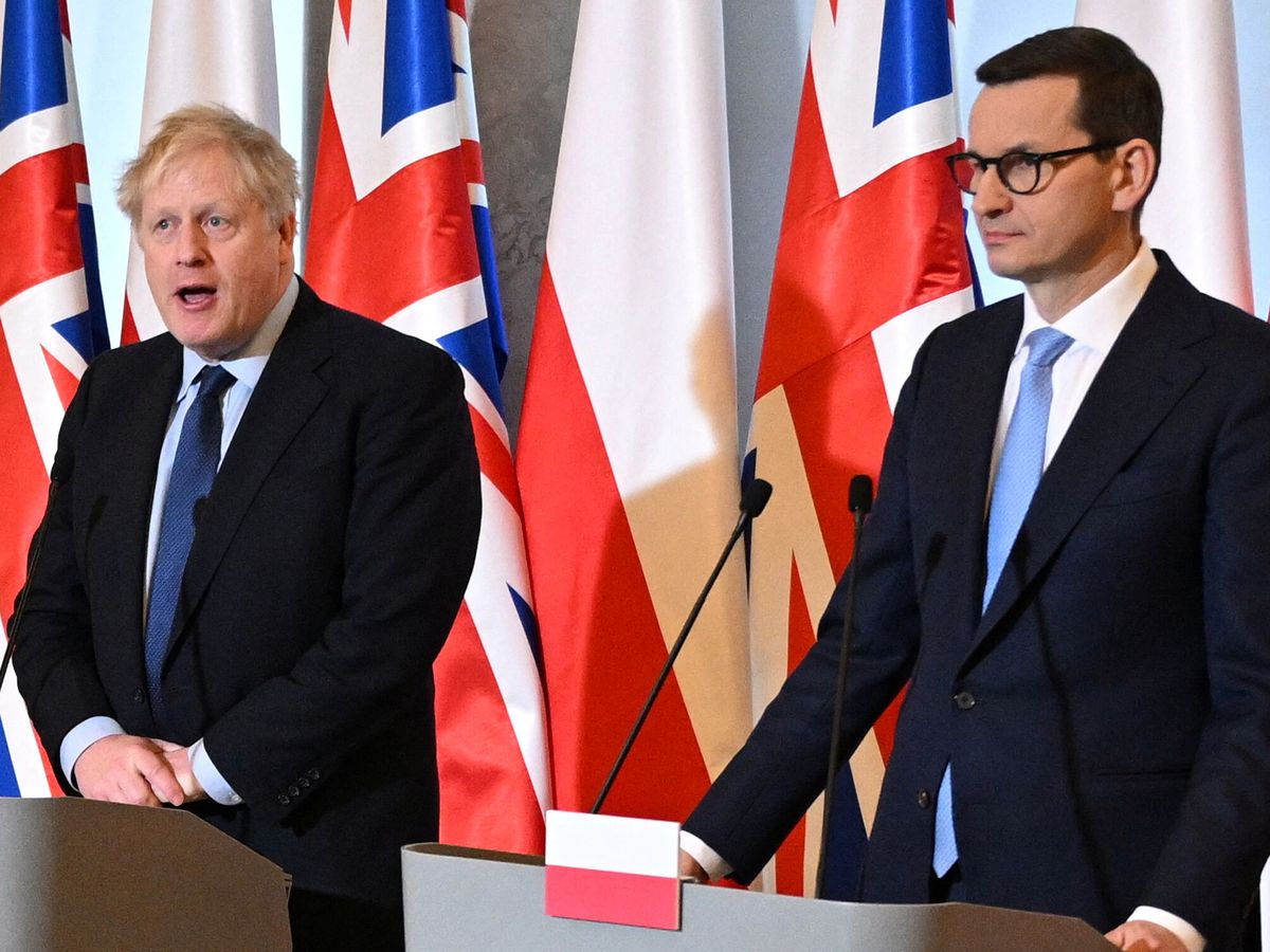 Foto: Johnson con su homólogo Morawiecki en Varsovia, Polonia. (Reuters/ Leon Neal) 
