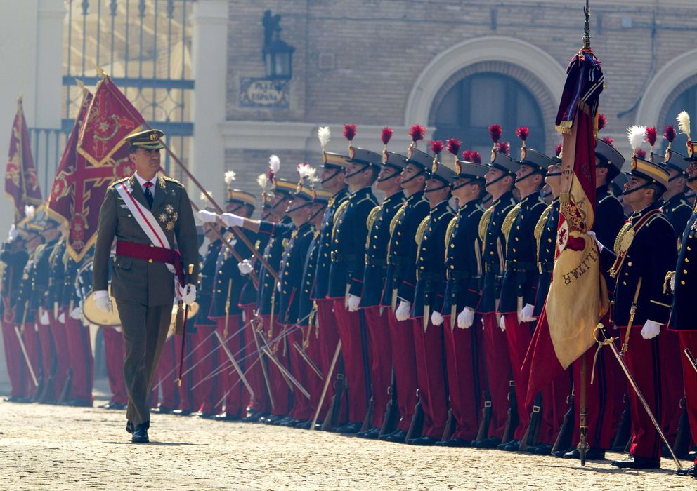 Foto: El Rey Felipe VI pasa revista, entre el humo de las 21 salvas de ordenanza, en la Academia General Militar de Zaragoza (Efe).