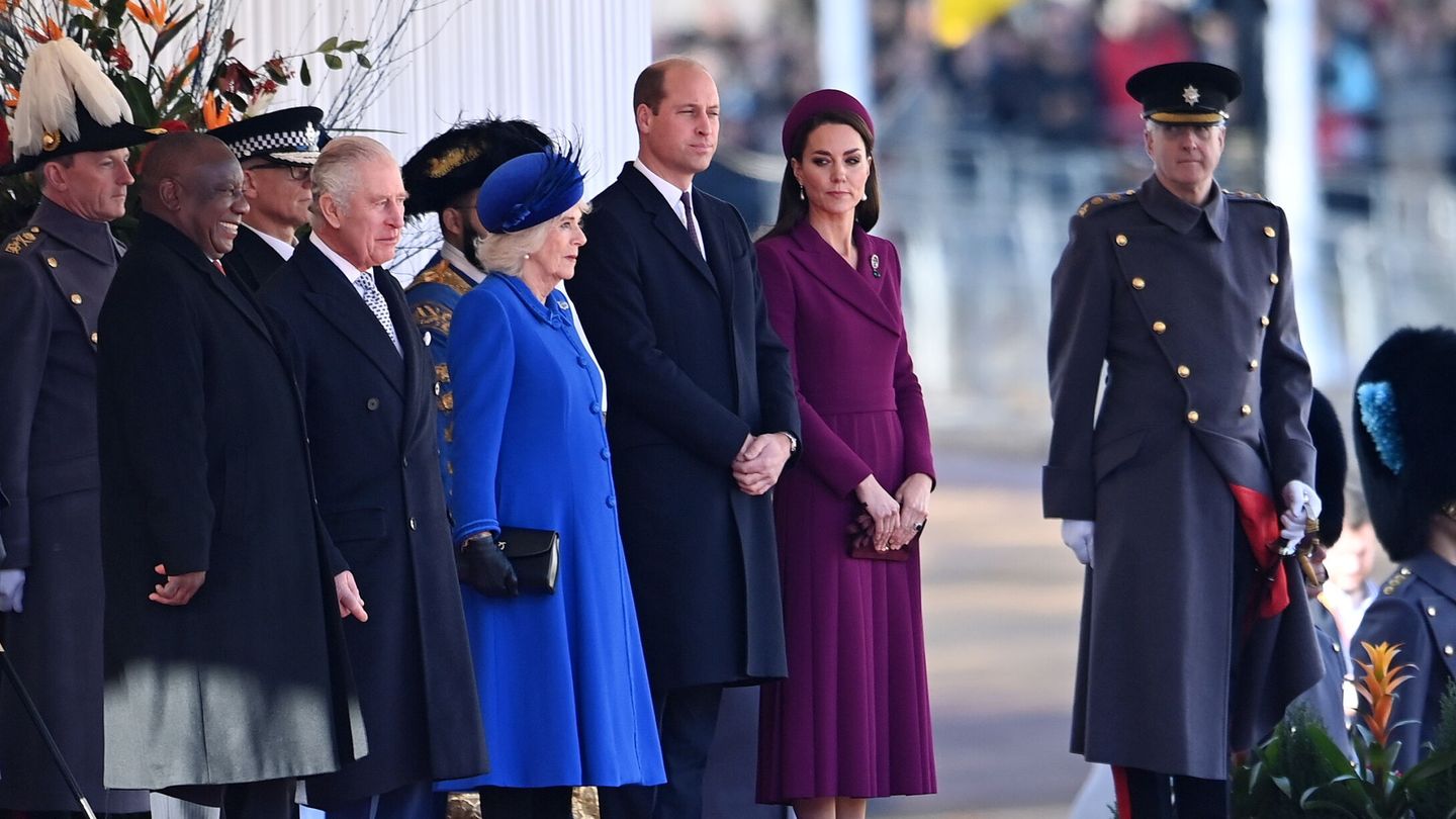 El rey Carlos III, la reina Camila y los príncipes de Gales, durante una visita a Sudáfrica. (EFE)