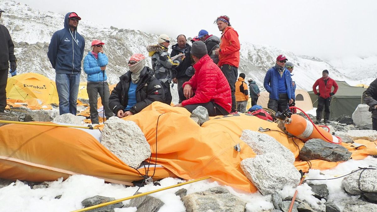 Terremoto en Nepal: un alpinista alemán graba una avalancha mortal en el Everest