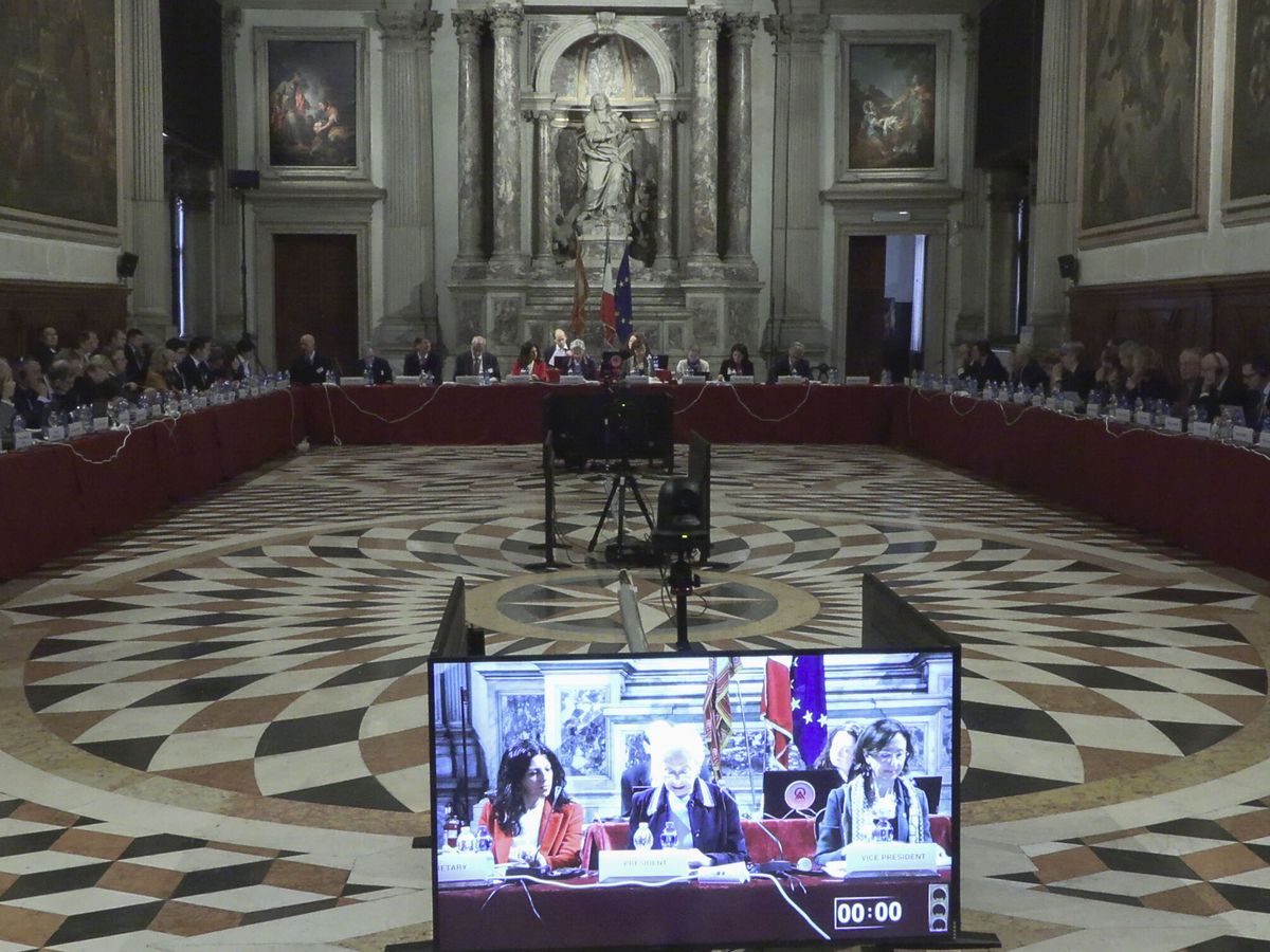 Foto: Reunión de la Comisión de Venecia. (EFE/Enrique Del Viso)